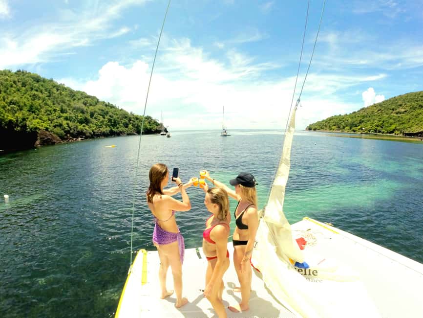 Sailing catamaran in La Baie des Saintes - Snorkeling near Terre de Bas and the sea turtles