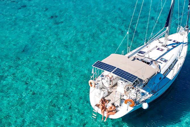Sailing Cruise to Dia Island with Meal and Water Activities - Boat size, upgrades, and the crowded-boat question