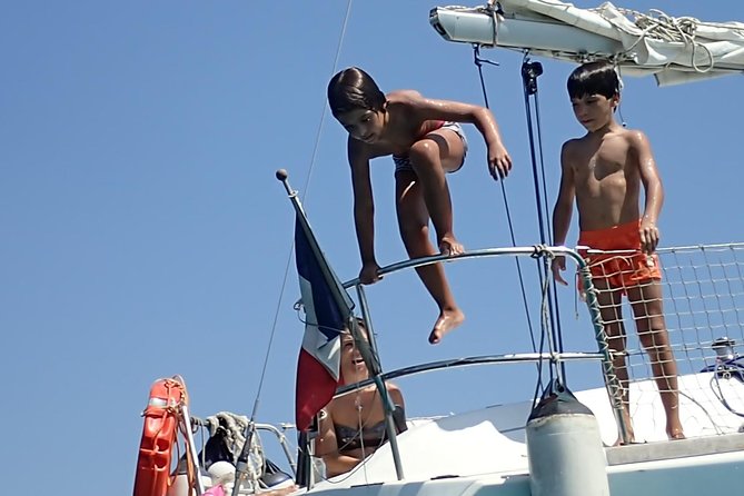 Sailing towards the Devil's Saddle - Learning to sail instead of just sitting on a boat