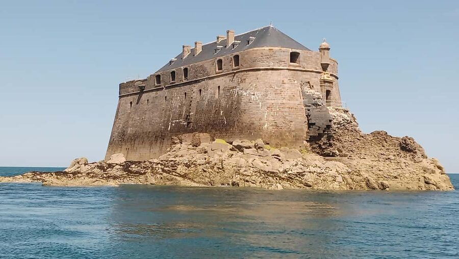 Saint-Malo: Sailing & discovering the Bay - The Rance dam and the scale of the coast
