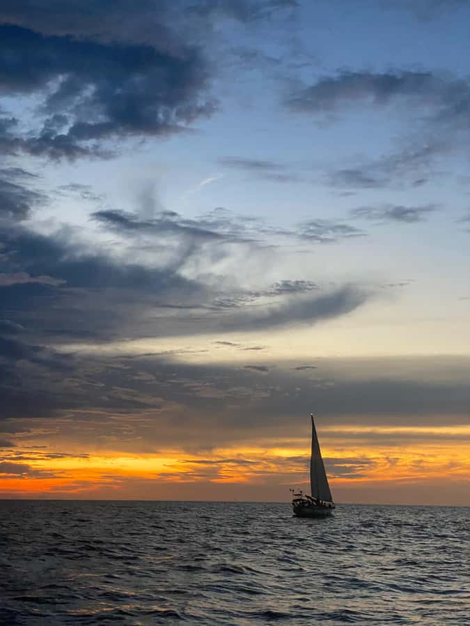 Santa Marta Bay: Sunset on a sail boat - Why the small group improves the evening