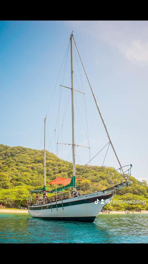 Santa Marta: Sailboat day tour to Tayrona Park - The first hour: coastal views and rougher water