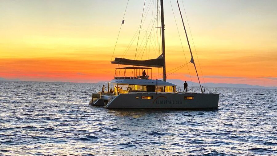 Santorini: Luxurious Catamaran Cruise with Meal & Open Bar - The return journey and the practical weak spot