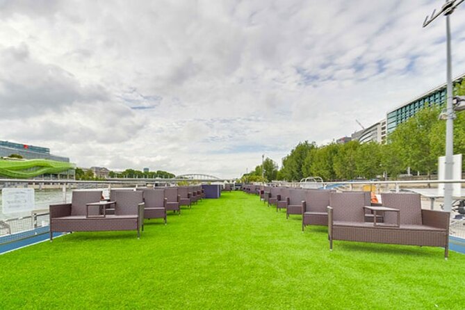 Seine River Dinner Cruise with Live Singer by VIP Yacht de Paris - A Paris evening built around the Eiffel Tower