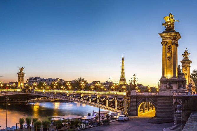 Seine River Dinner Cruise with Live Singer by VIP Yacht de Paris - The singer and the mood onboard
