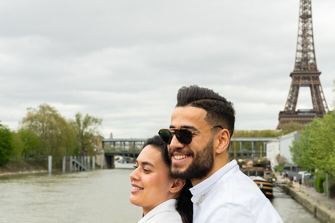 Seine River Dinner Cruise with Live Singer by VIP Yacht de Paris - Boarding, waiting, and the confusing first hour