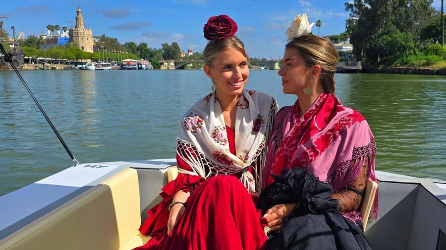 Seville: Sail the River. 100% private - A 30-minute route with a lot to see