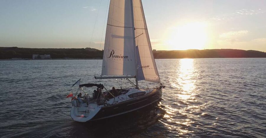 Sopot: Sunset Yacht Cruise with Welcome Drink - A modern yacht with room to retreat