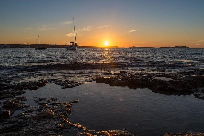 Sunset Catamaran Expedition in front of Cafe Mambo - Key points at a glance