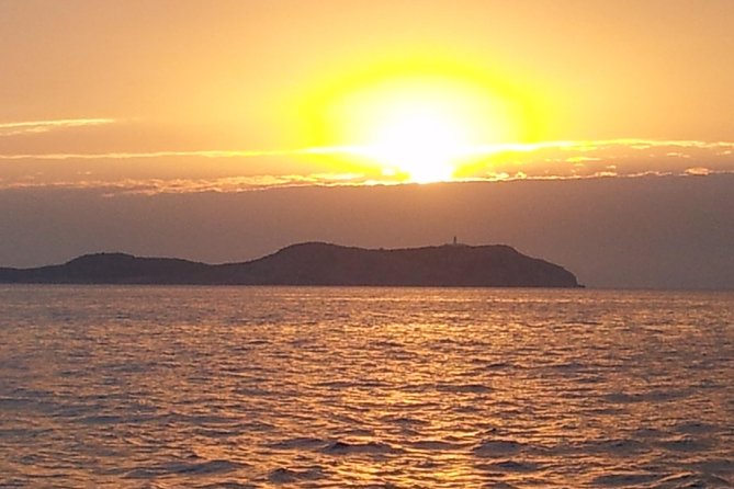 Sunset Catamaran Expedition in front of Cafe Mambo - What the catamaran gives you onboard