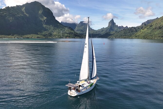 Sunset Cruise : Moorea Sailing on a Catamaran named Taboo - What the small group changes