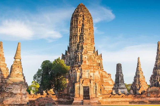 Sunset Sail, Glittering Tempels at Afternoon Ayutthaya Tours - Wat Yai Chai Mongkhon and its long rows of Buddha images