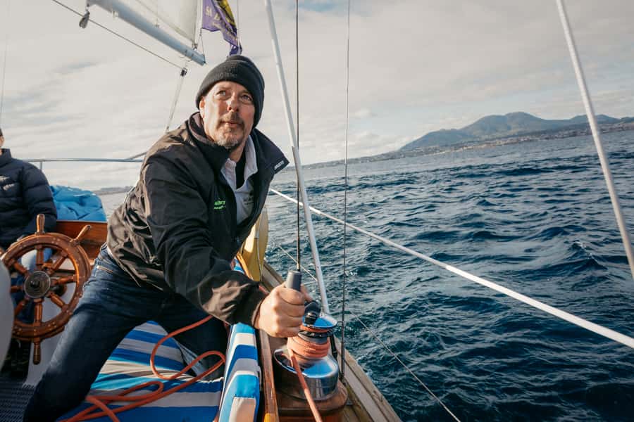 Taupō: Sail Barbary Eco Sailing to the Maori Rock Carvings - Hot drinks, ponchos, and a relaxed onboard feel