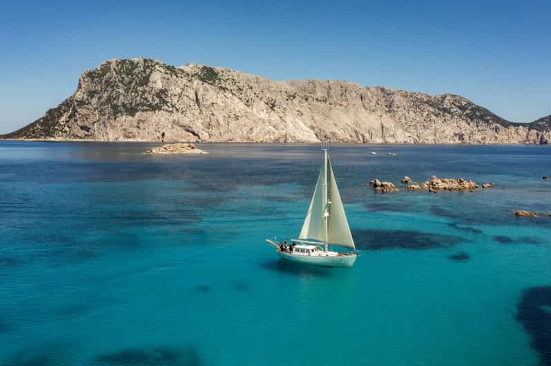 TAVOLARA TOUR WITH 15 METERS VINTAGE SAILBOAT WITH APERITIF - Who should book this day on Dulcemar?