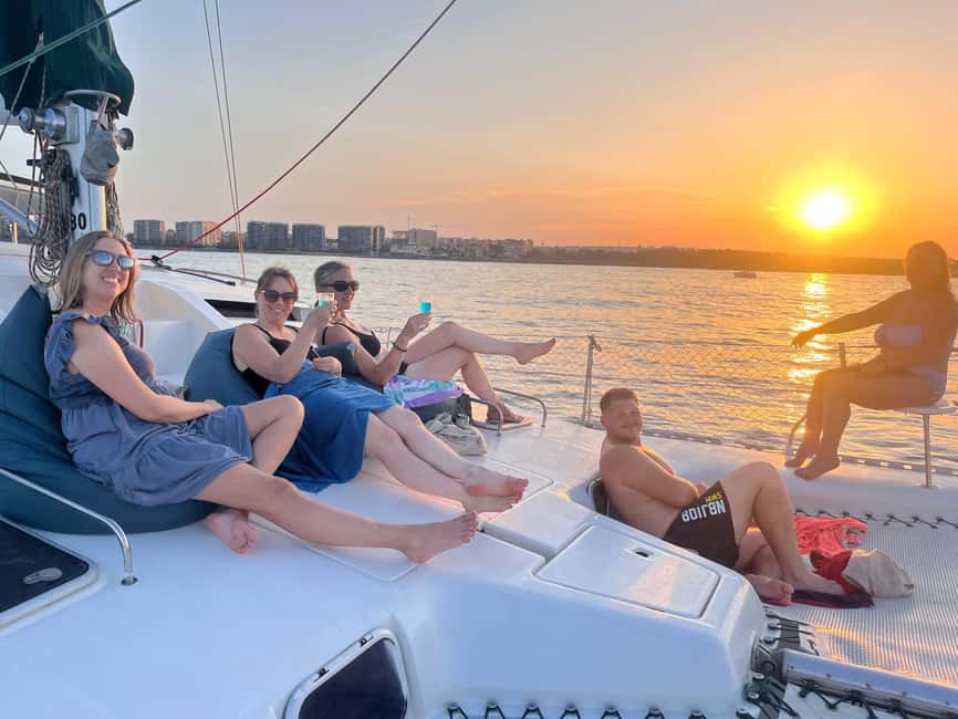 Torrevieja: Sundowner tour on the catamaran Apaleo - What to bring for a comfortable evening
