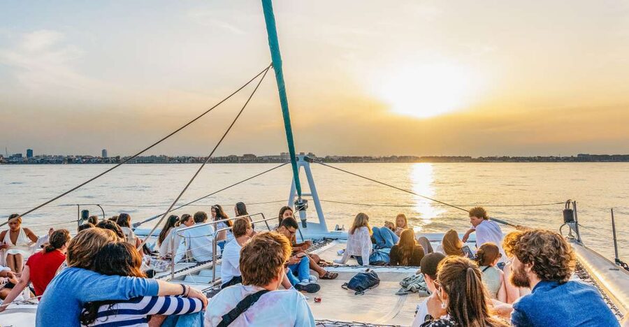 Valencia: Sailing Catamaran Cruise with Sunset Option and DJ - Why the sunset departure is worth considering