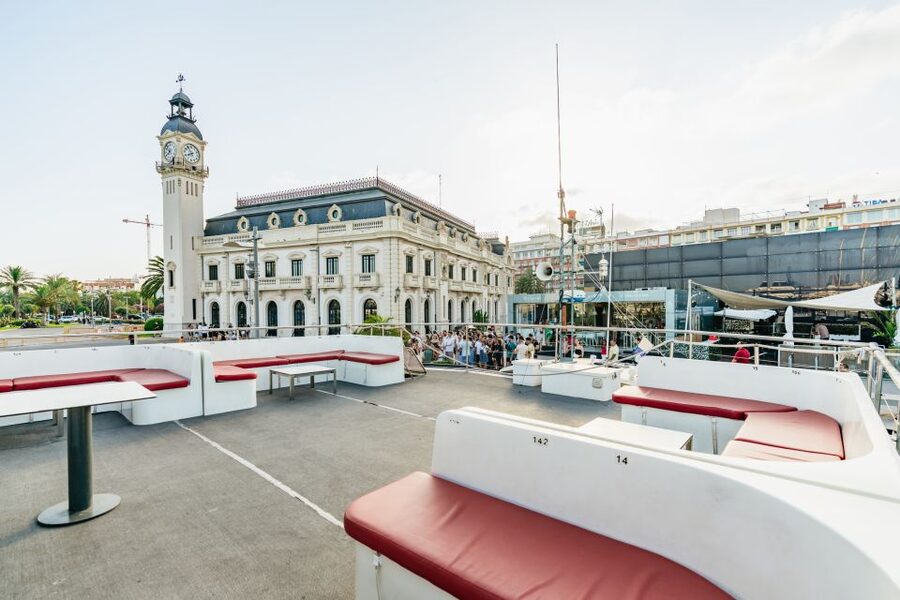 Valencia: Sunset or Daytime Catamaran Cruise with Drink - The drink and onboard mood