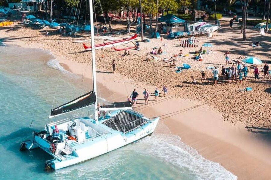 Waikiki Beach: Turtle Snorkeling and Sailing on Hāwea - Leaving Waikiki from the Duke Kahanamoku Statue