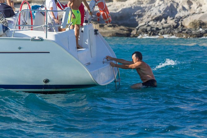 Whales & Dolphins watching in exclusive sailboat - Why the group size is worth paying for